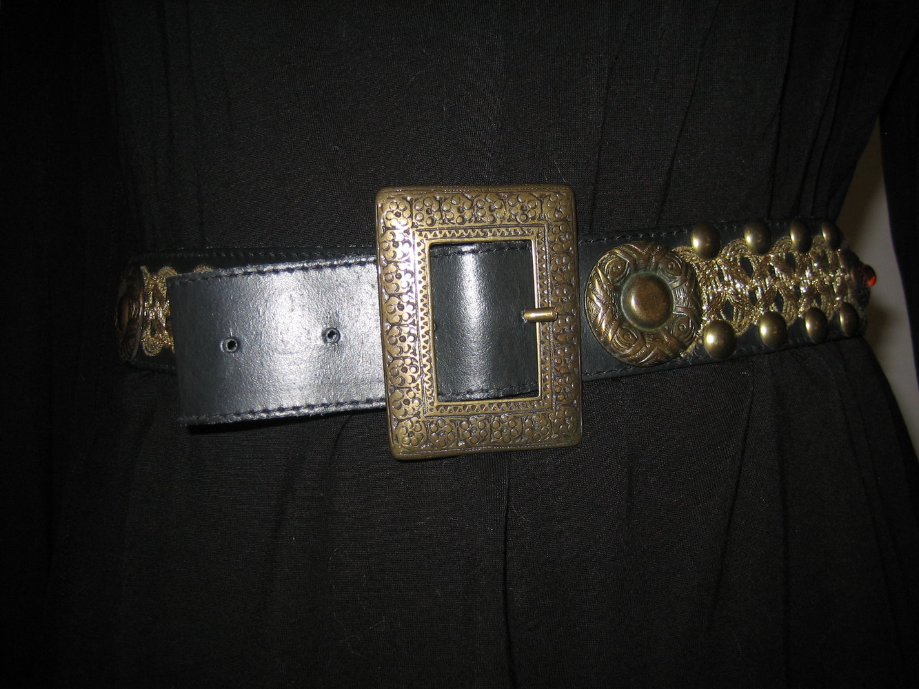 Stylischer Leder- Gürtel mit Nieten/Steinen, Schwarz - ein Hingucker!