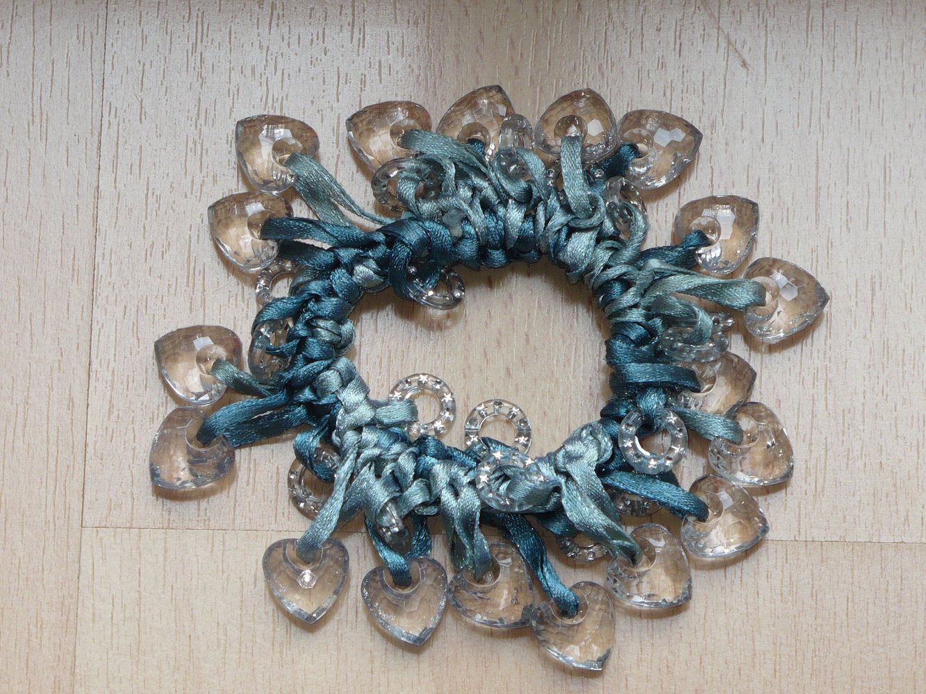 kunstvolles Haarband aus Satinbändern blau mit durchsichtigen Herzen und Ringen mit Sternen