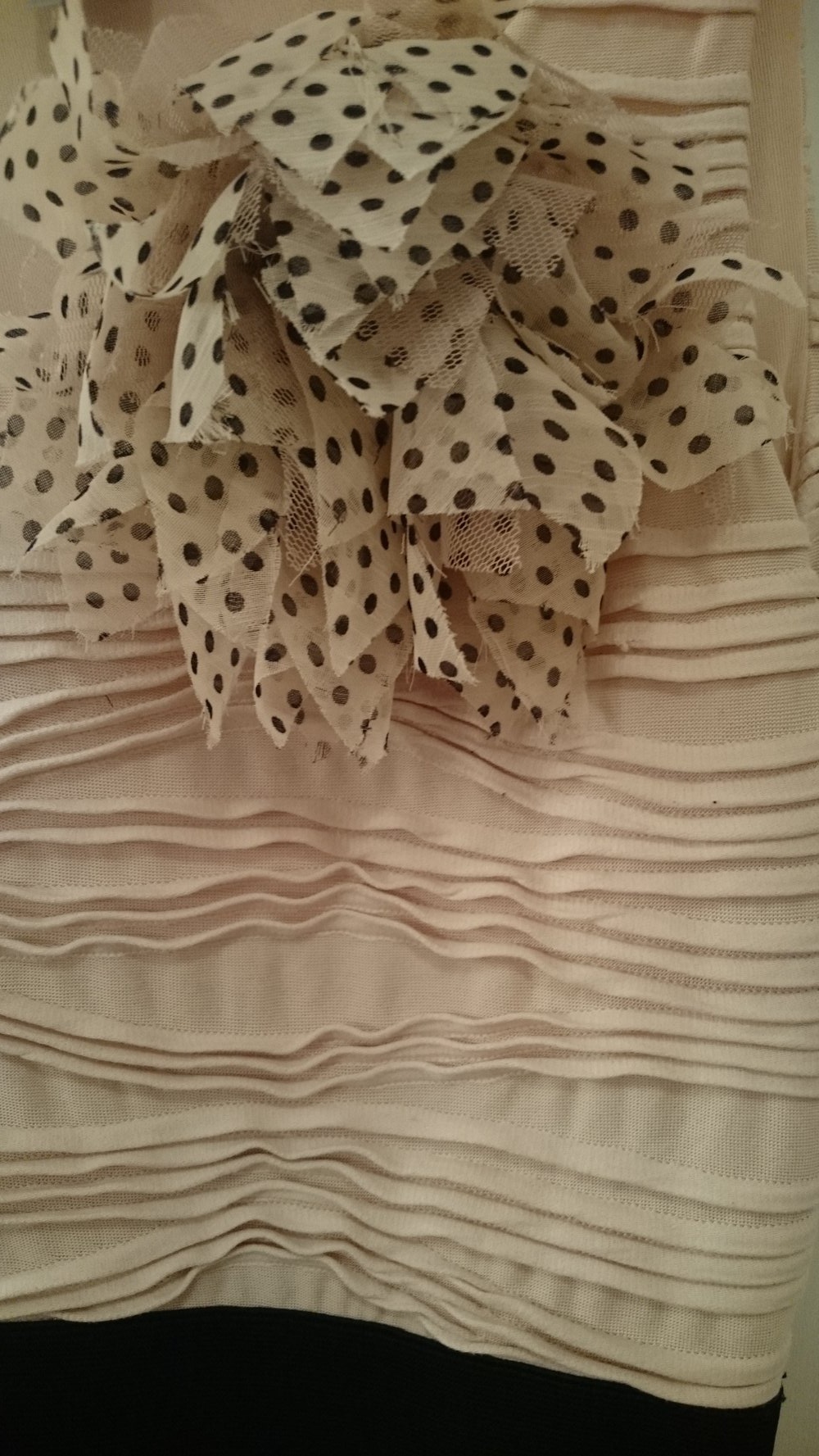 Süßes, leicht rose-beige farbenes Kleid mit schwarzem Detail und süßer Brosche