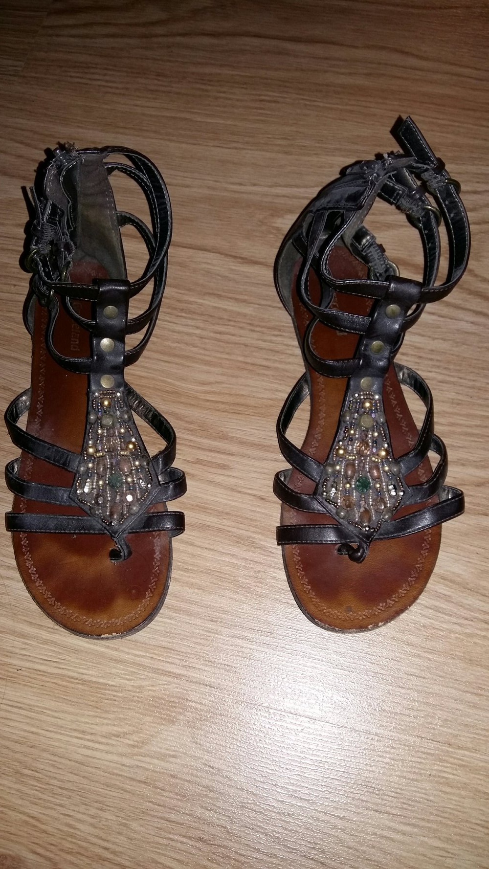 Braune Römersandalen mit Perlenapplikation