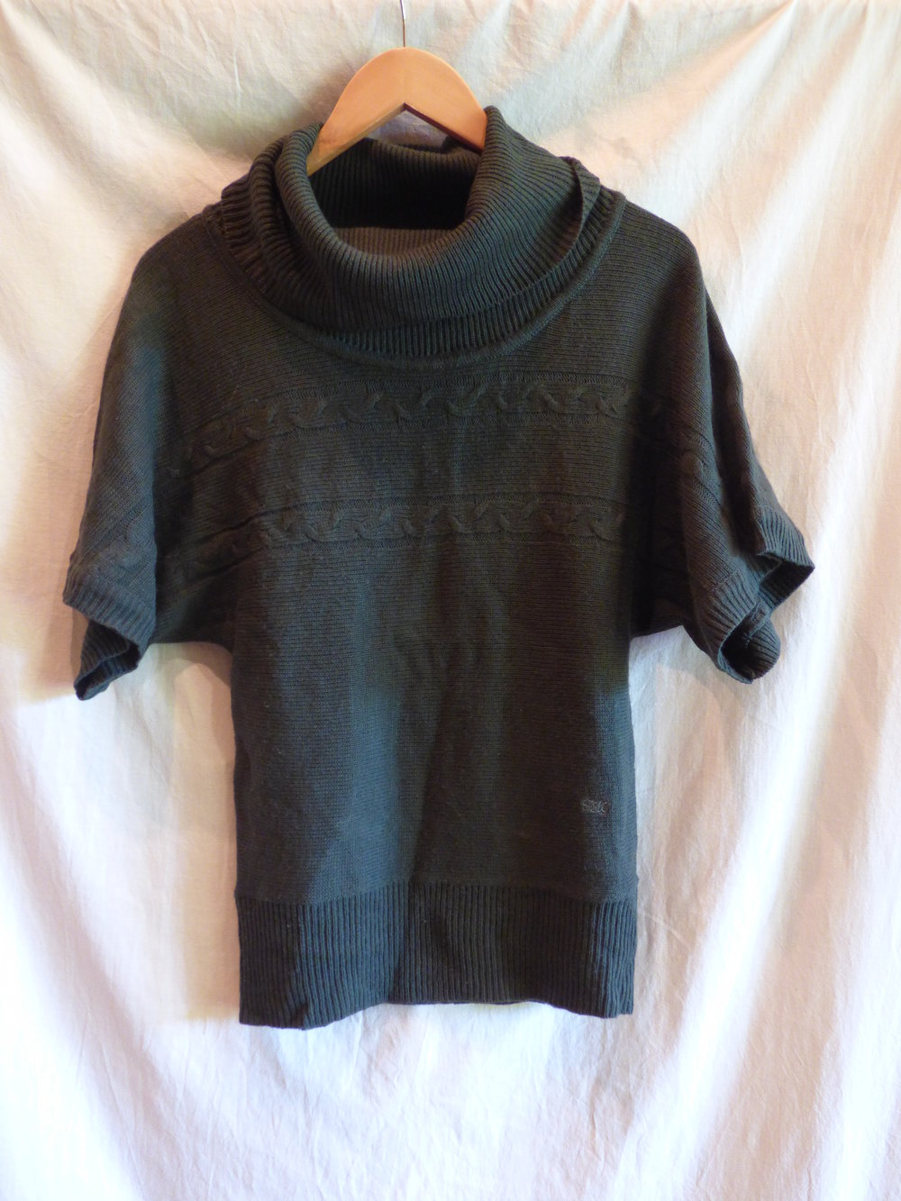 Grünes Shirt mit Strickmuster und weitem Kragen