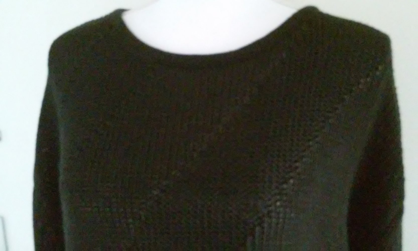 schwarzer Pulli langärmliger Pullover für kühle Sommertage Rundhalsausschnitt pflegeleicht