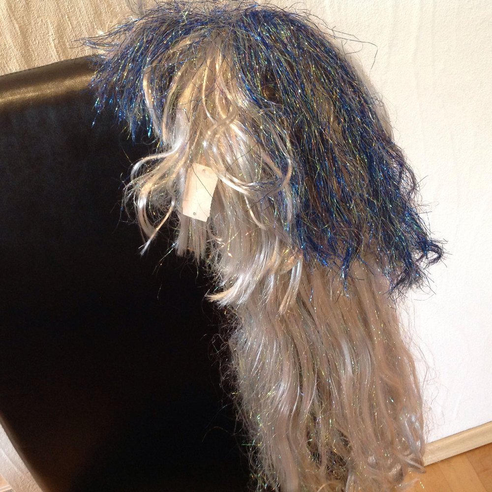 Perücke - NEU - mit Etikett - weiß blau glitzer 