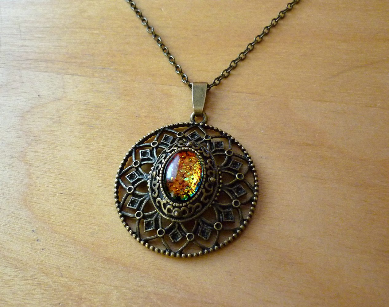 Kette Amulett Ornament Rund Ethno Glut Stein orange grün bunt Schimmer