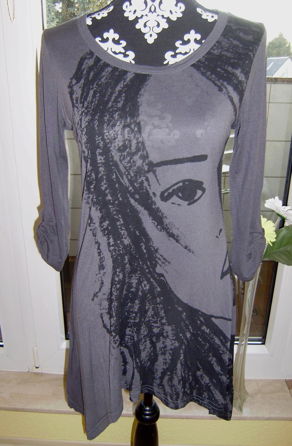 Longshirt mit Zipfeln und Aufdruck Print, dunkel grau Gr. M