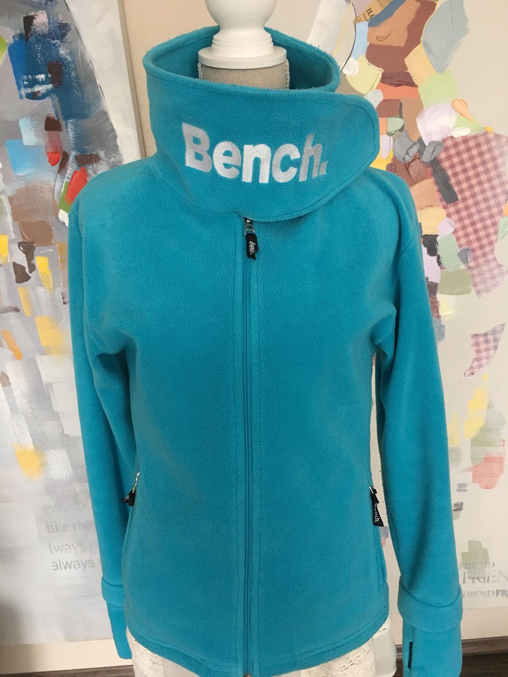 Schöne blaue Fleecejacke mit Bench Aufdruck 
