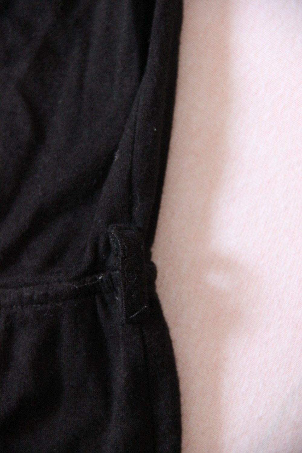 Schwarzes, schulterfreies Kleid