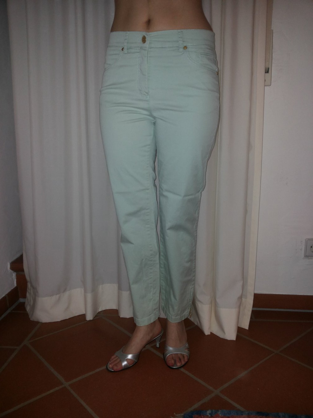 Türkisne dünne Röhrenhose von TONI, Modell Annabel, mit goldenen Reißverschlüssen unten