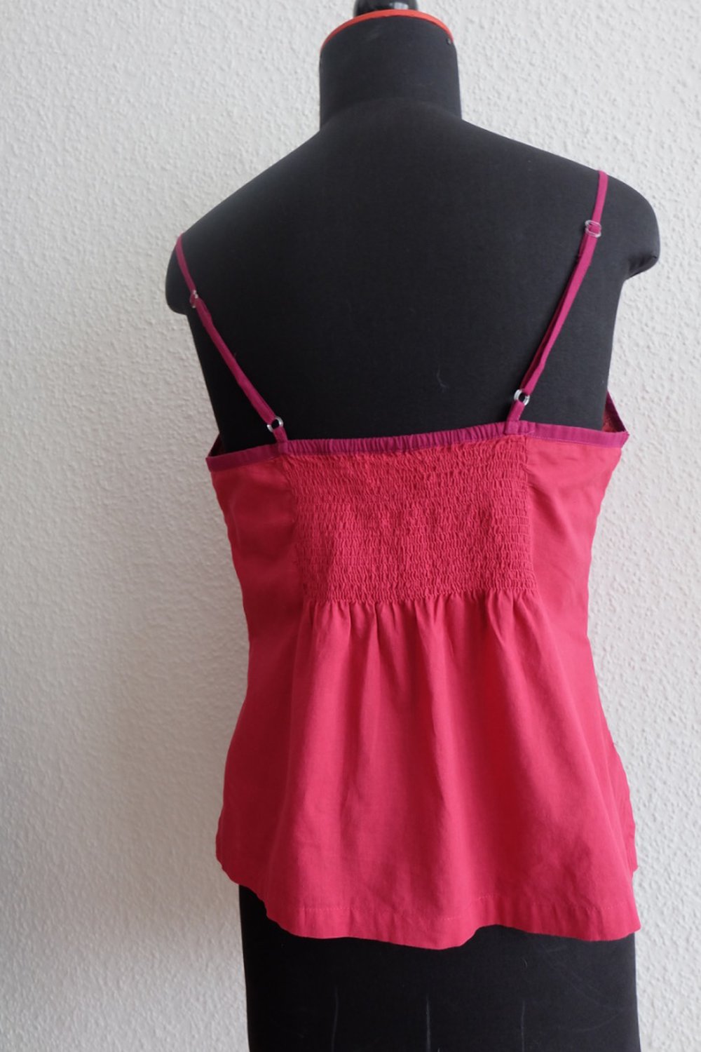 Fabindia, Top Bluse, Baumwolle aus Indien, Magenta Rot mit Gold Druck