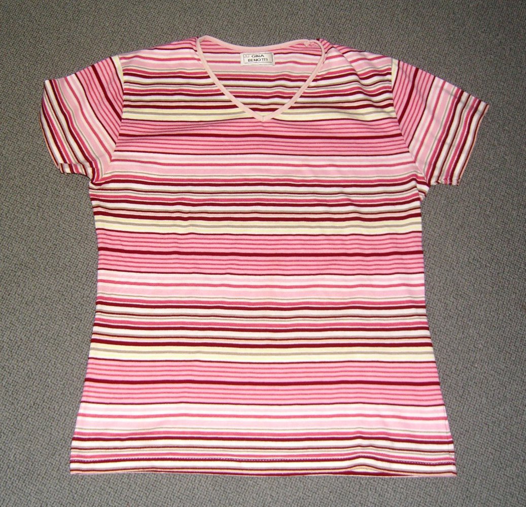 Gestreiftes T-Shirt mit V-Ausschnitt