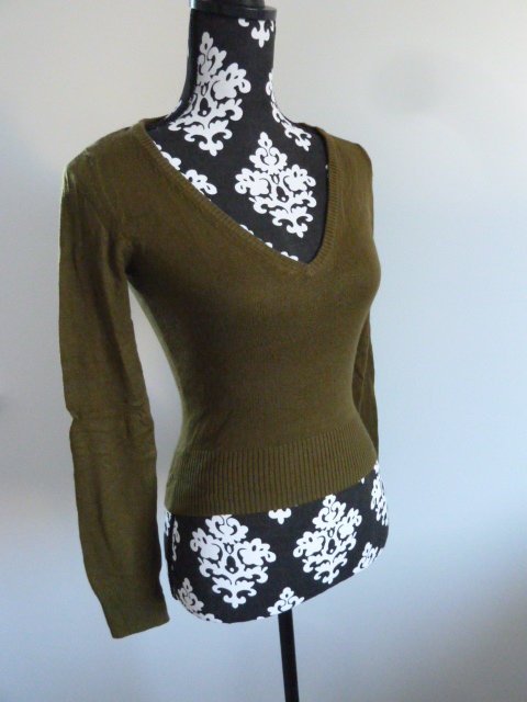 grüner / khaki Pullover, V-Ausschnitt, Größe 32 / 34 / 36