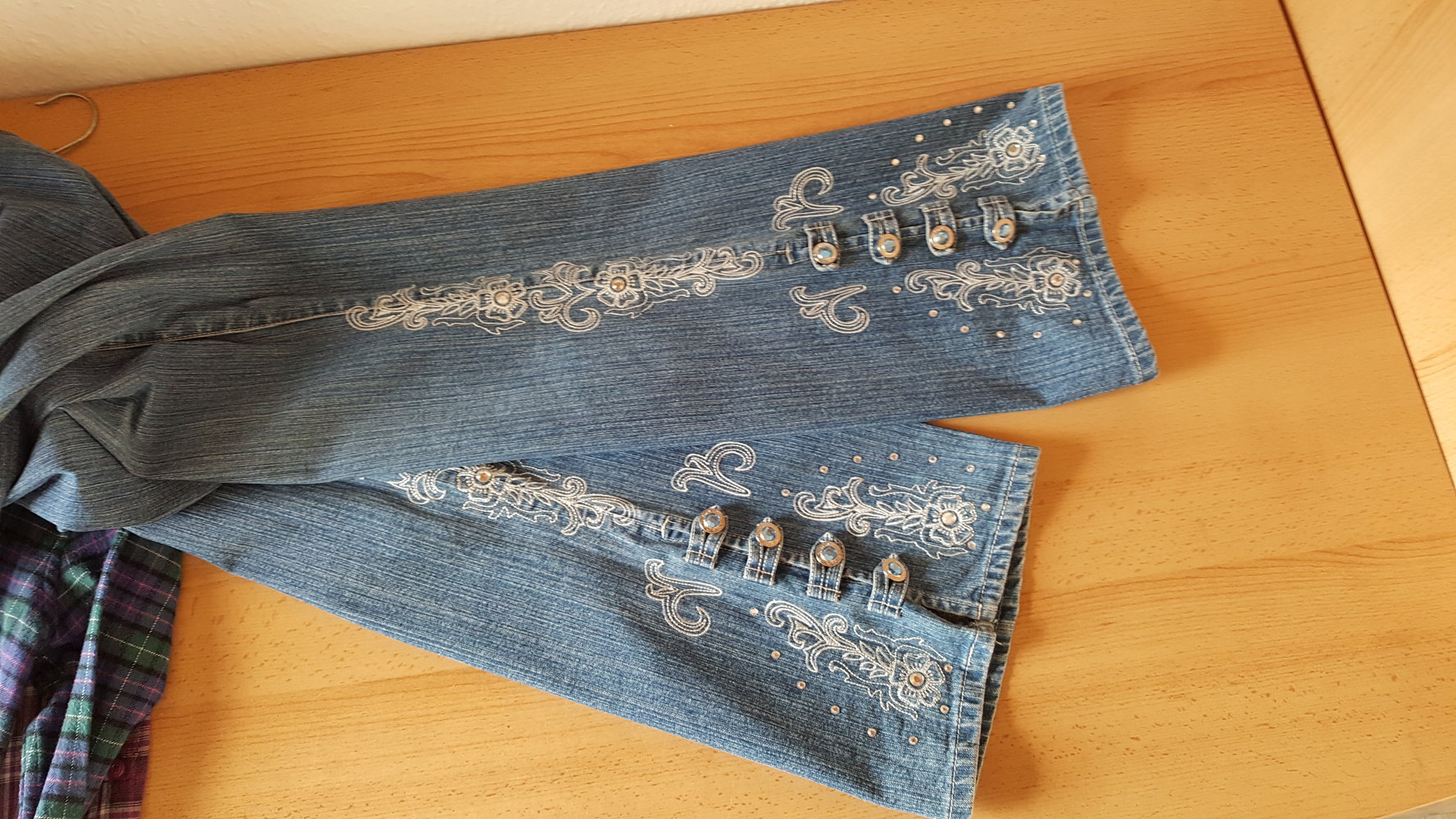 455. Retro-Schlag-Jeans mit Stickerei, Strasssteinchen und Schmuckknöpfen, Gr. 38