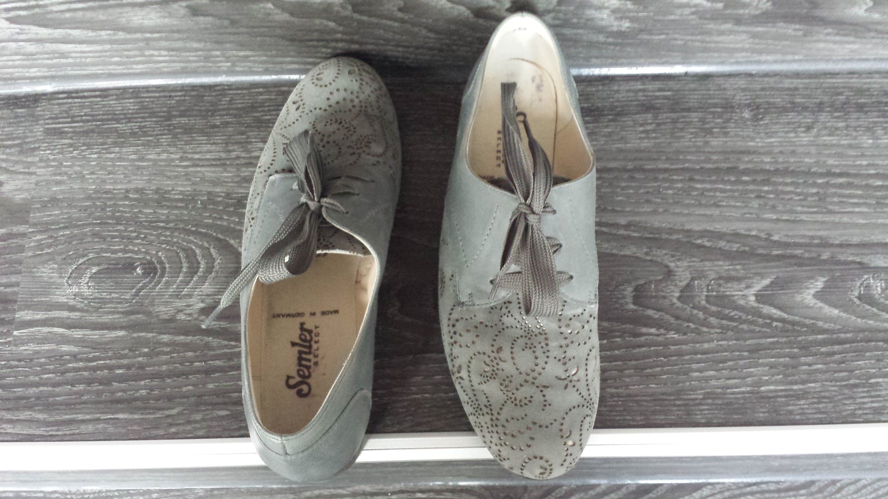 Taubenblaufarbener Schnürer 