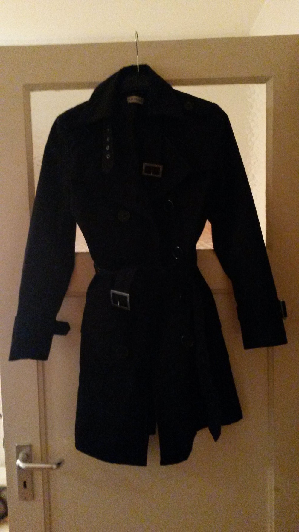 Eleganter Schwarzer Mantel mit Schnalen