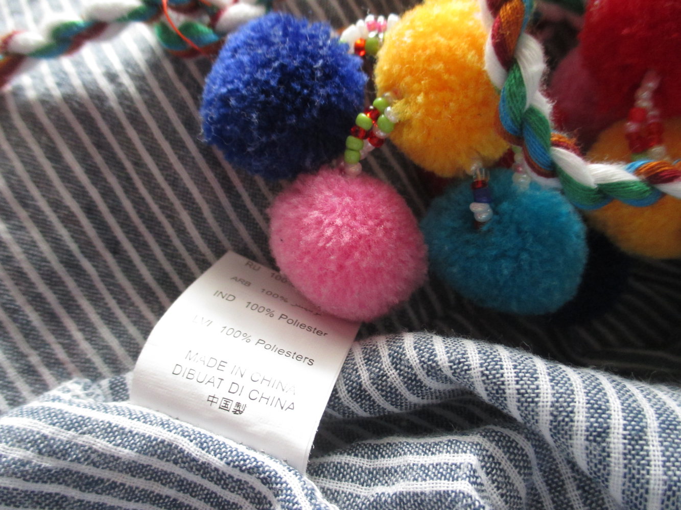 zuckersüßer Cardigan aus festem Webstoff, blau - weiß gestreift, vorderseitig und rückseitig bunt bestickt, Folklore, Stickereien, Glöckchen & bunte Pompös an der Kordel, Gr. 36 / 38 