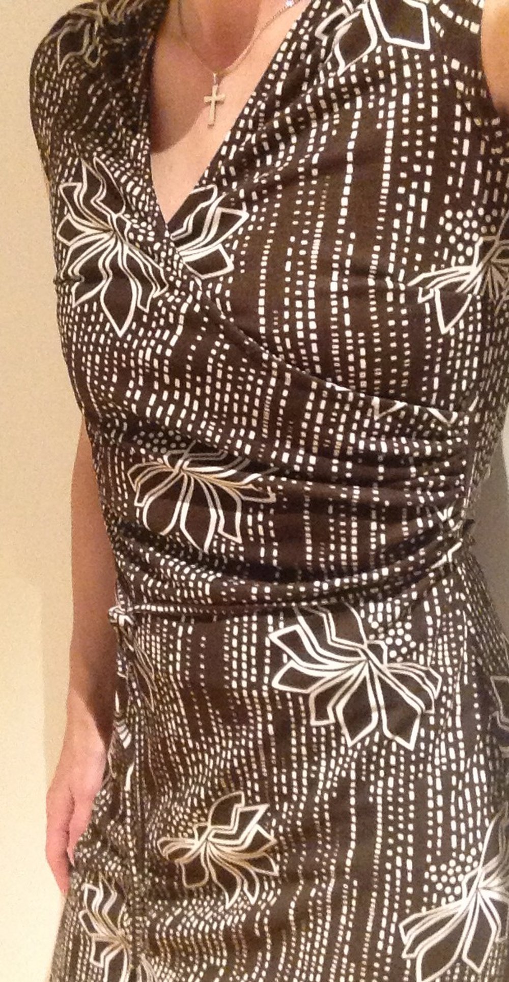 Knielanges, figurbetontes Kleid, Wickeloptik