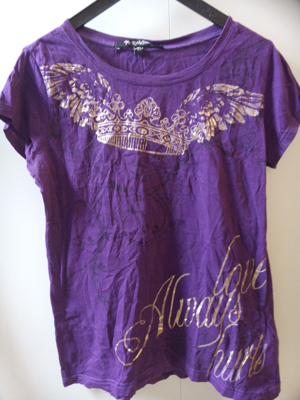 Lila Shirt mit goldenem Print