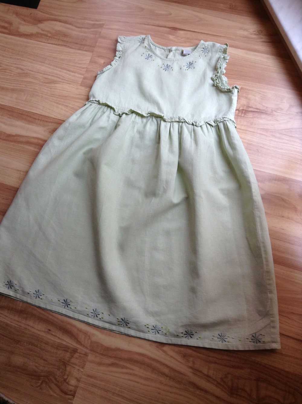 Hellgrünes Kleid Gr. 122