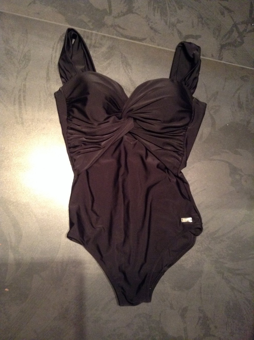 Badeanzug geknotet an der Brust