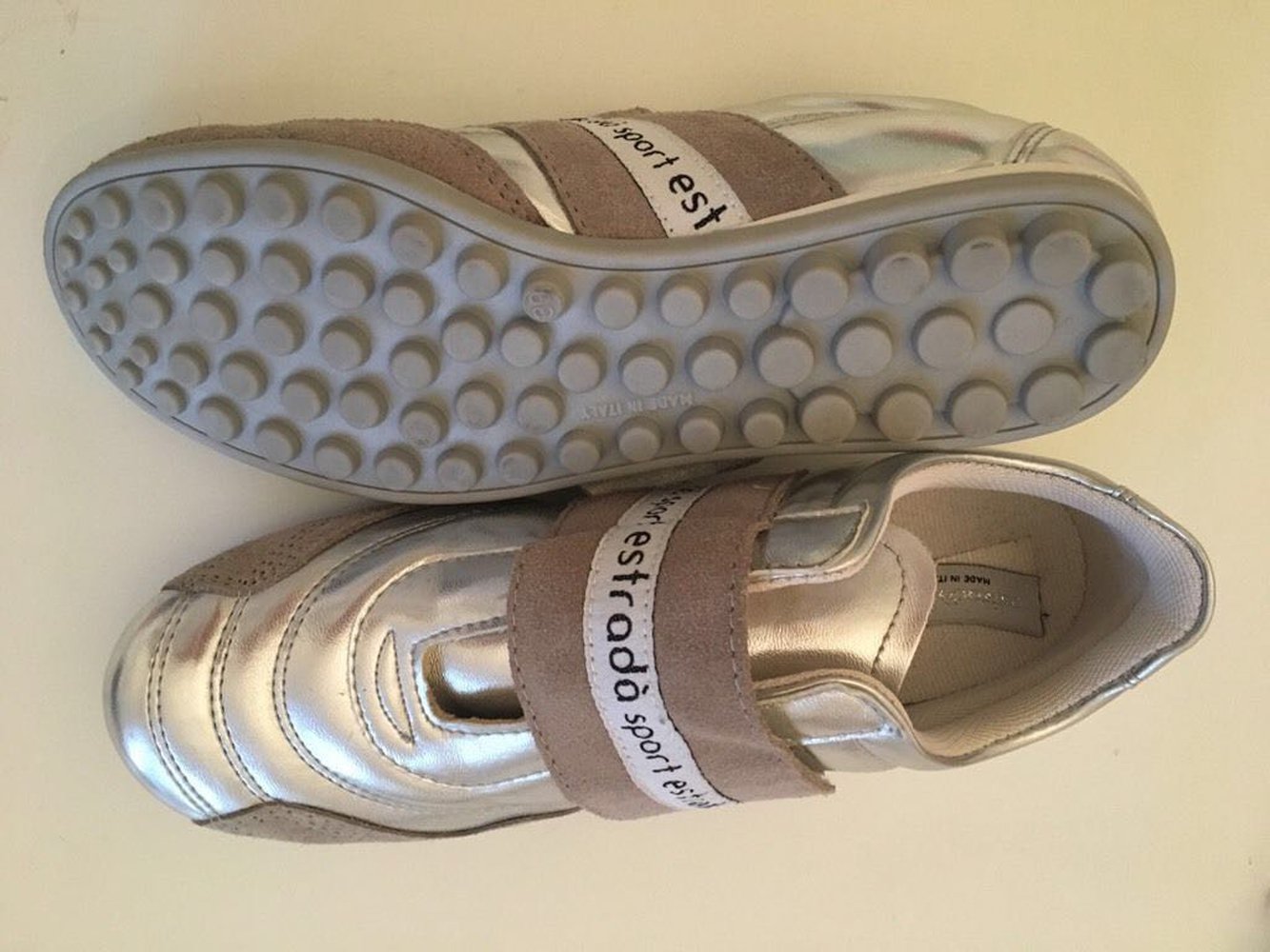 Silber Sneaker mit Klettverschluss und Noppensohle