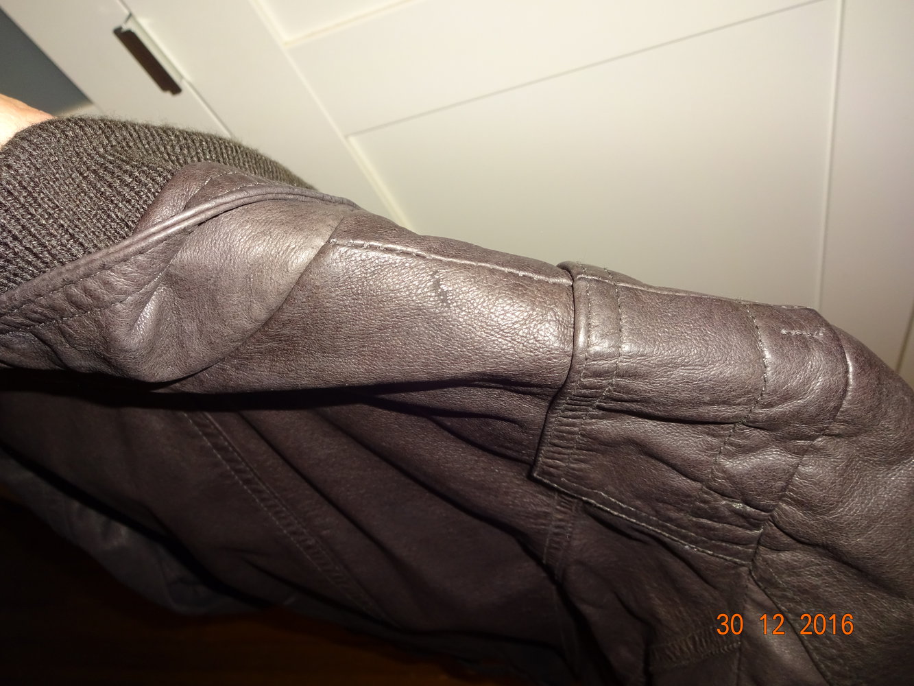 kurze Lederjacke, dunkelbraun