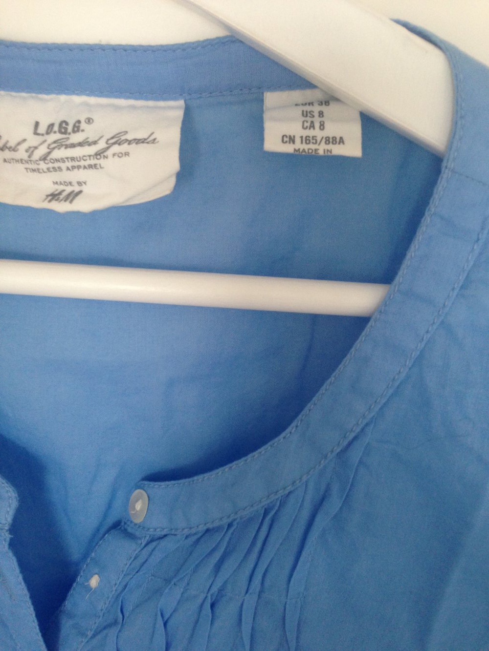 hellblaue Bluse mit Rüschchen