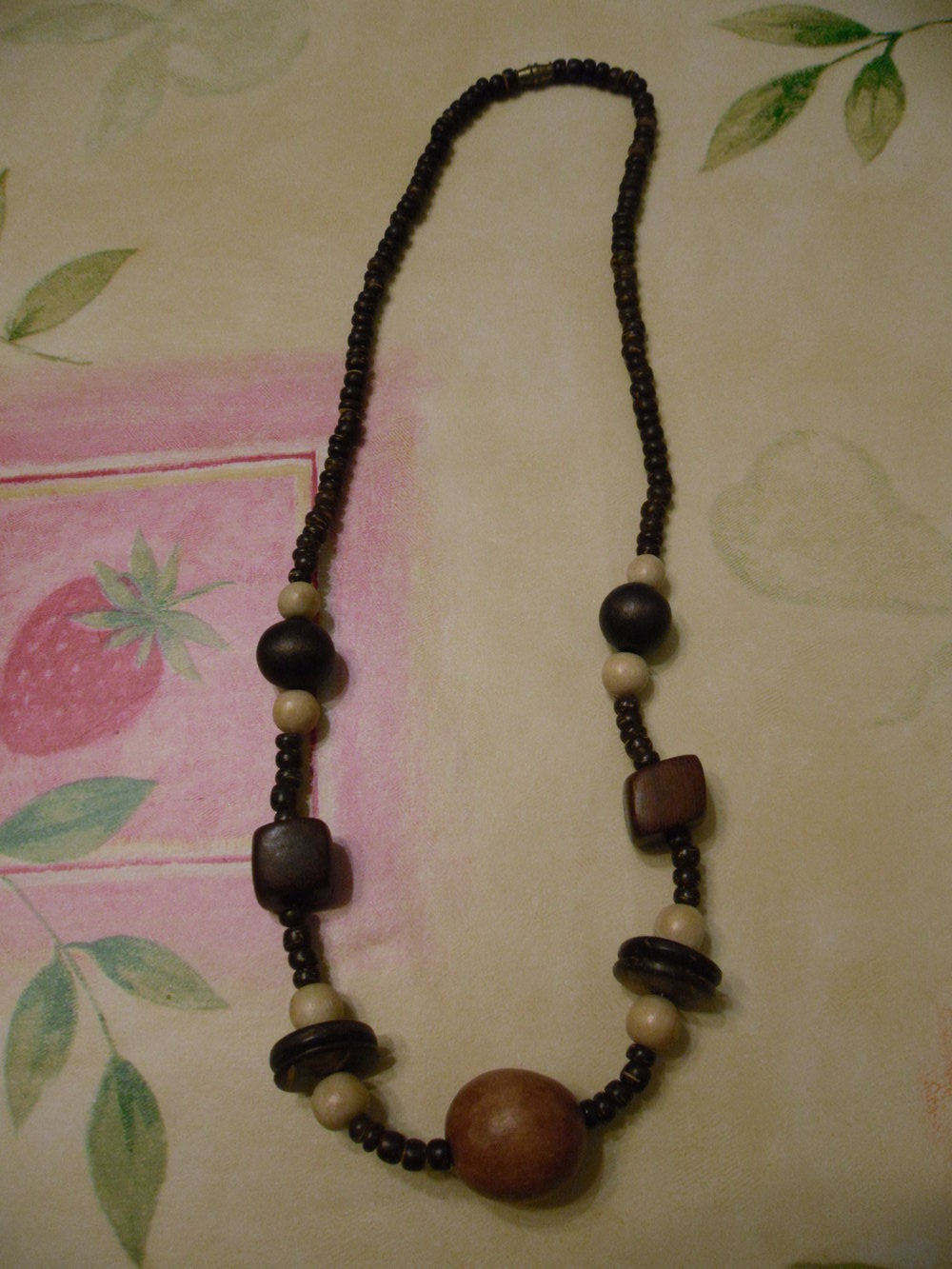 Kette mit unterschiedlichen Holzperlen