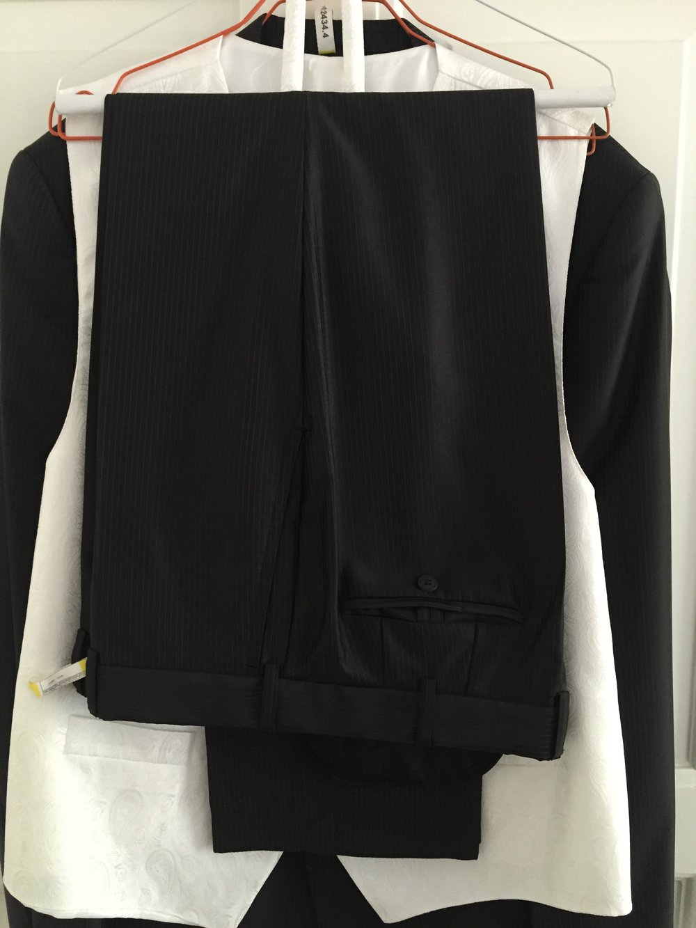 Schwarzer Anzug mit silbergrauem Streifen Gr. 54 inkl. Weste und Plastron