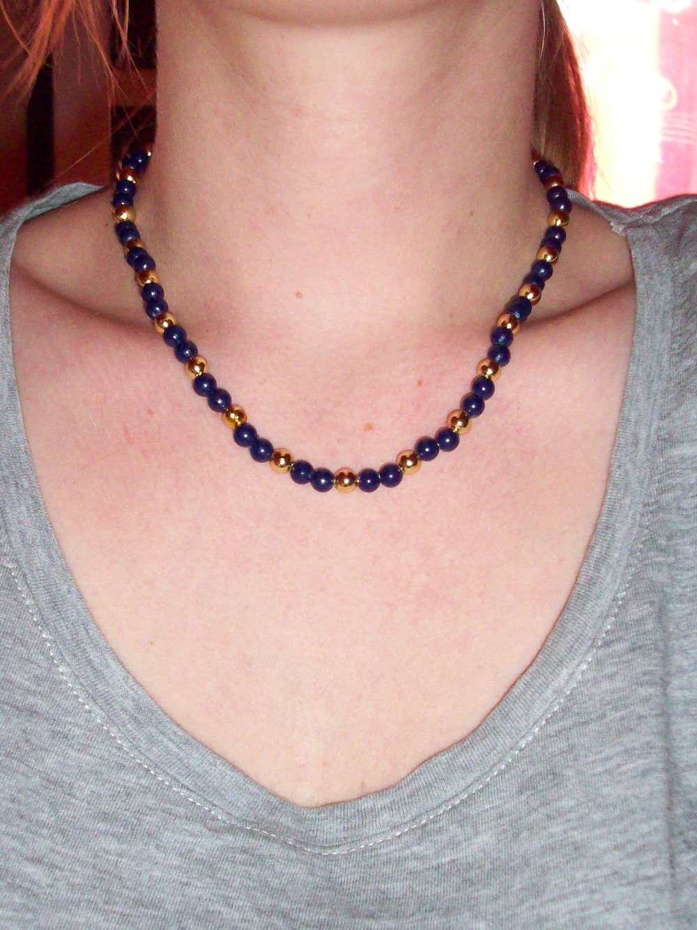 Perlenkette mit dunkelblauen und goldfarbenen Perlen, Holzperlen