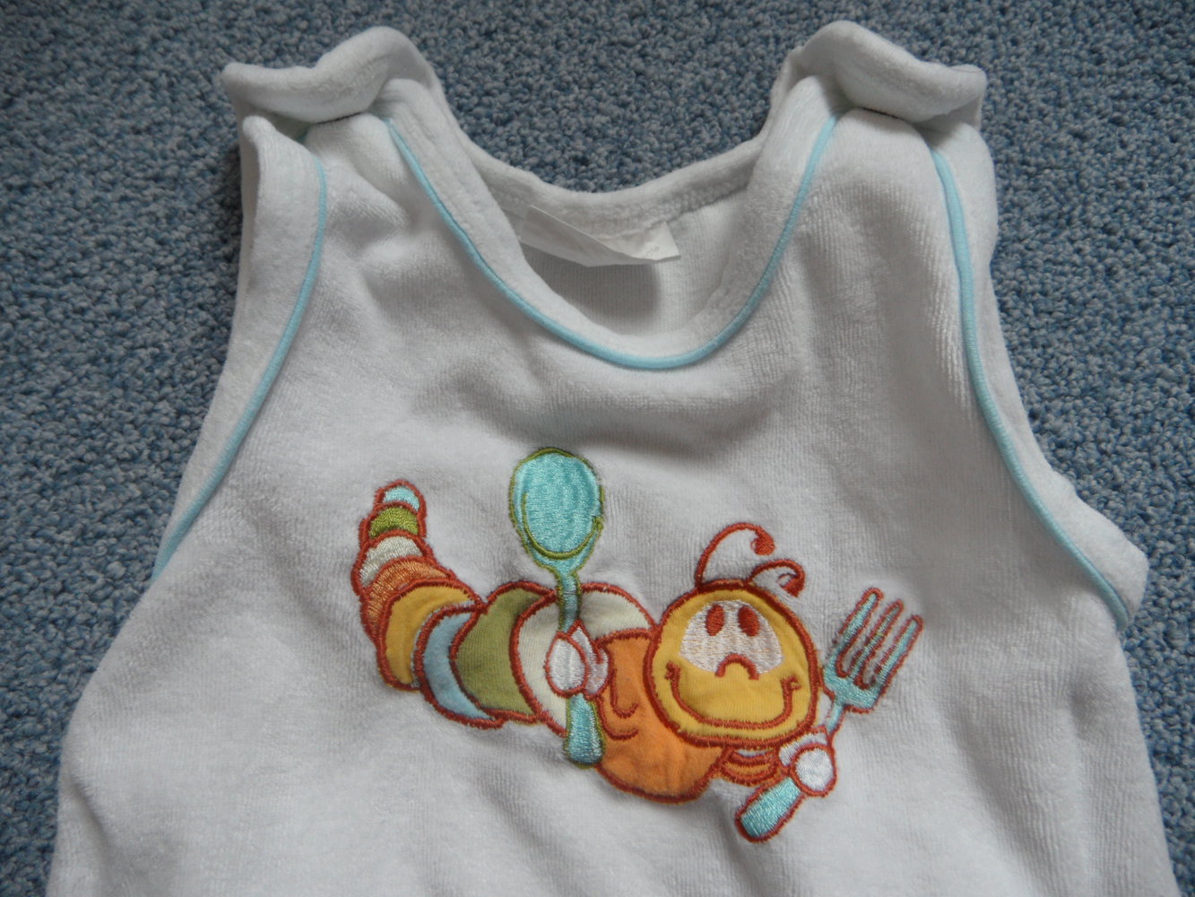 süßer Nicki-Strampler mit Applikation Raupe