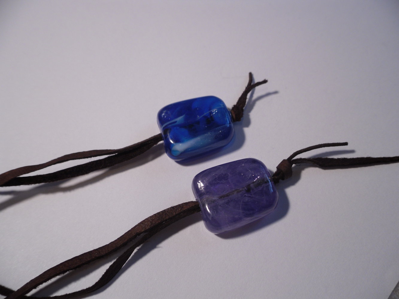 Zwei Ketten mit Lederband und Kunststoffperle