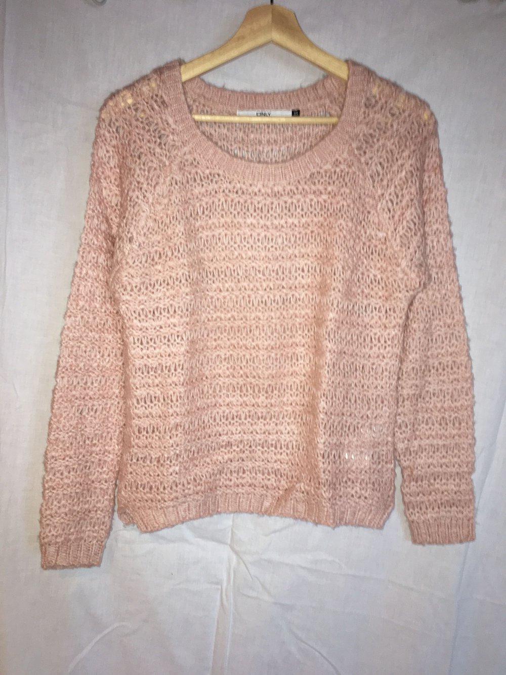rosa gelöcherter Pullover