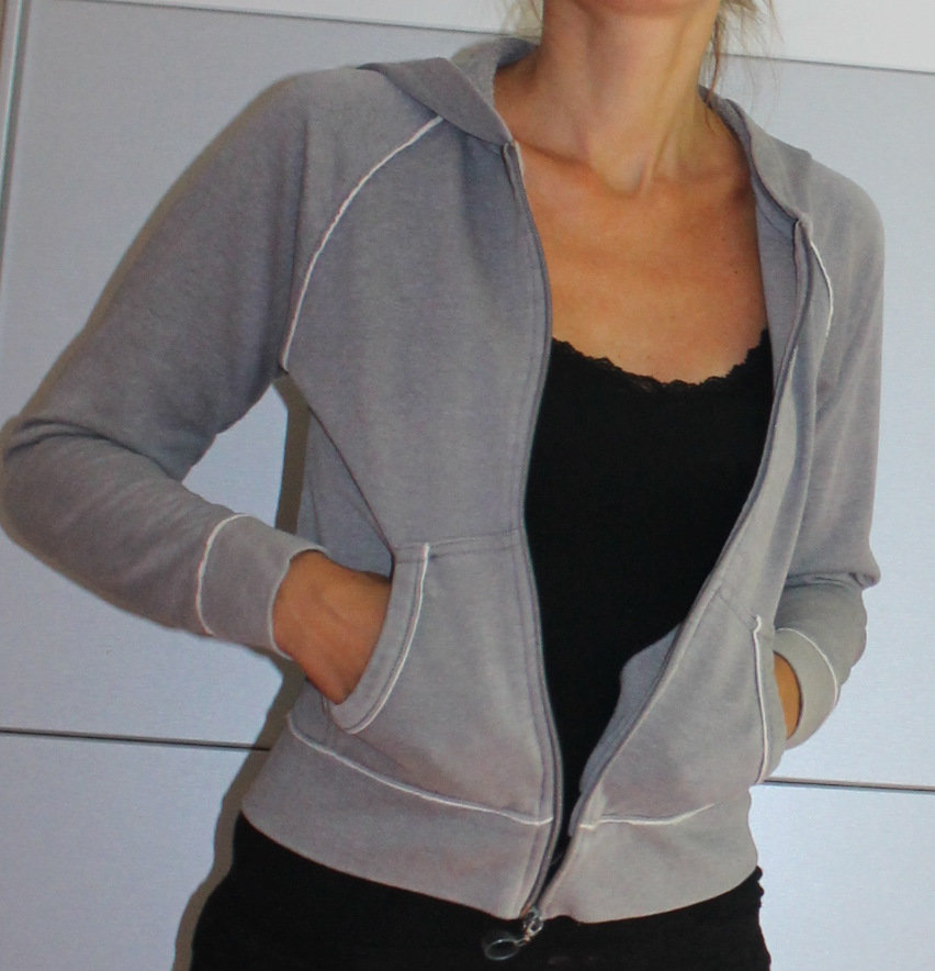 graues Sweatshirt mit Reißverschluss und Kapuze
