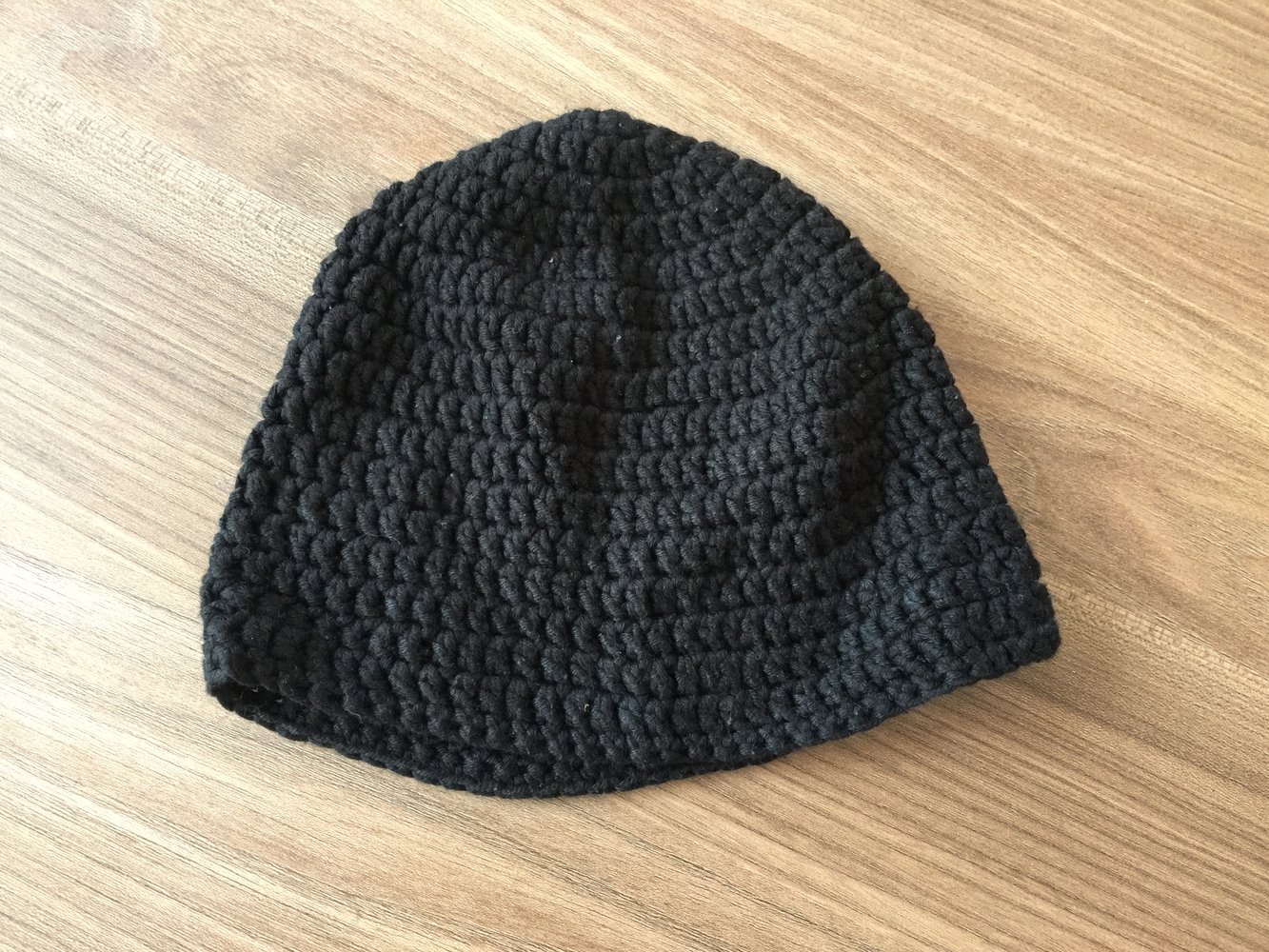 Gehäkelte Mütze in schwarz