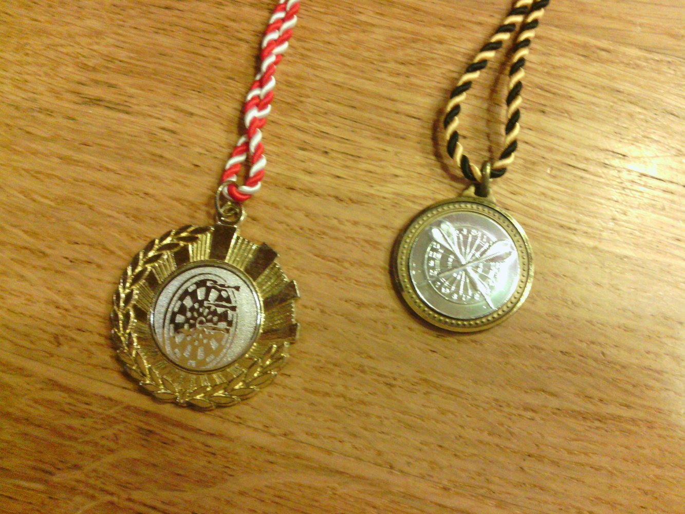 zwei Medaillen gegen Porto zu verschenken