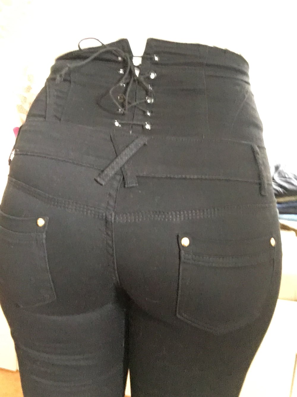 Schöne Hose zum schnüren mit Knöpfen 