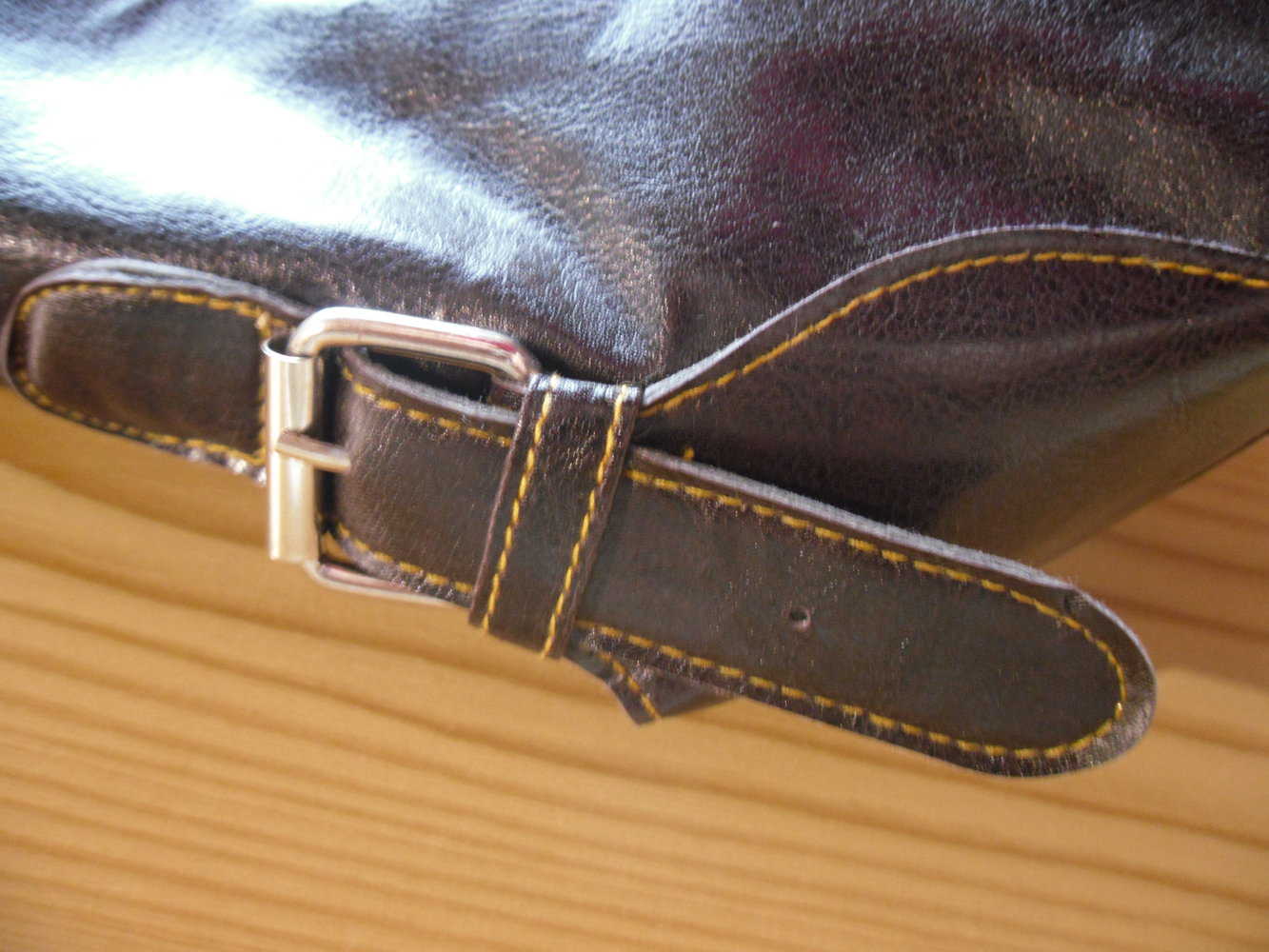 Ungetragene schlichte dunkelbraune Tasche aus Kunstlede