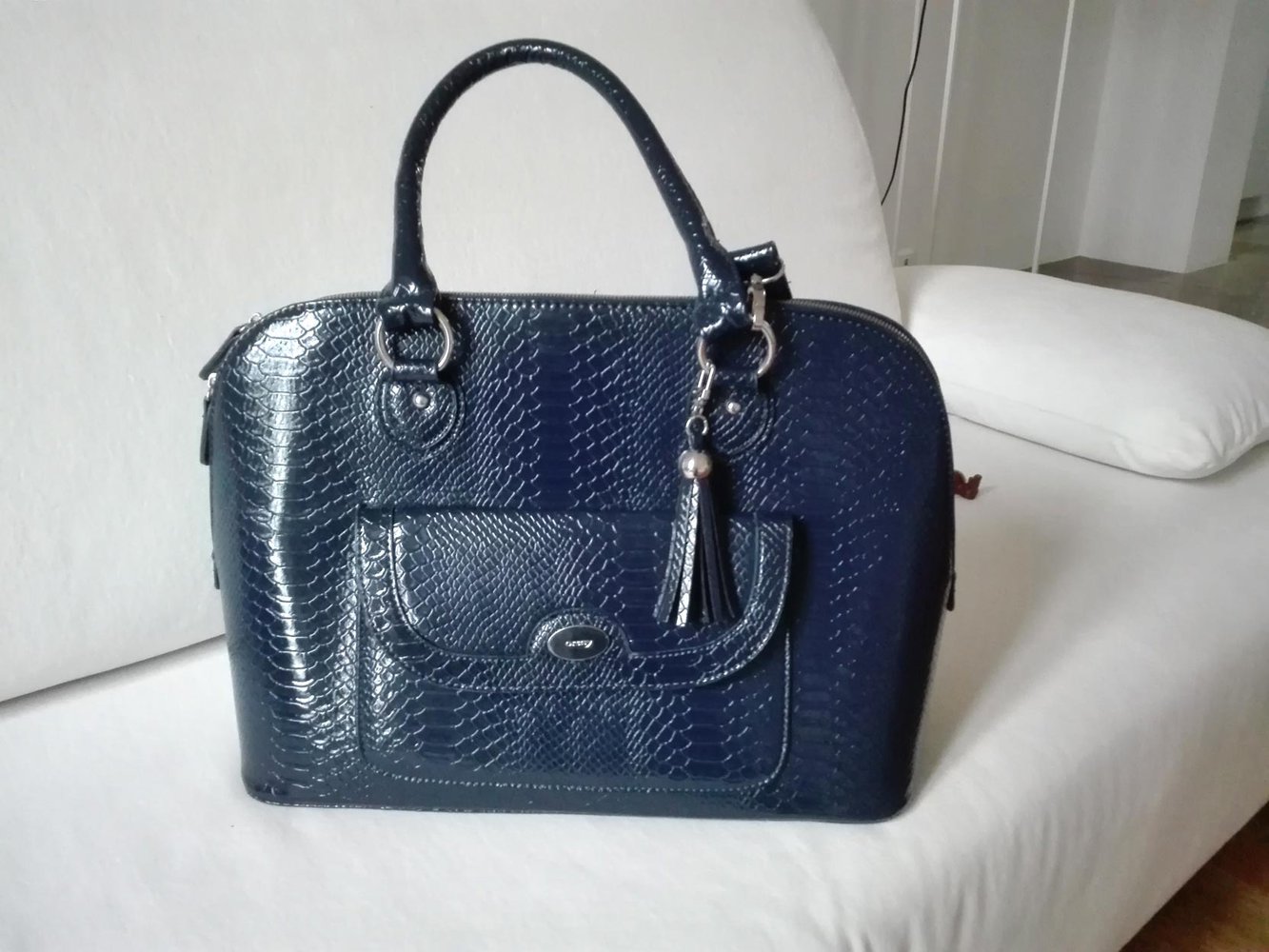Tasche in Lackleder-Kroko-Optik, blau, Henkel + Trageriemen