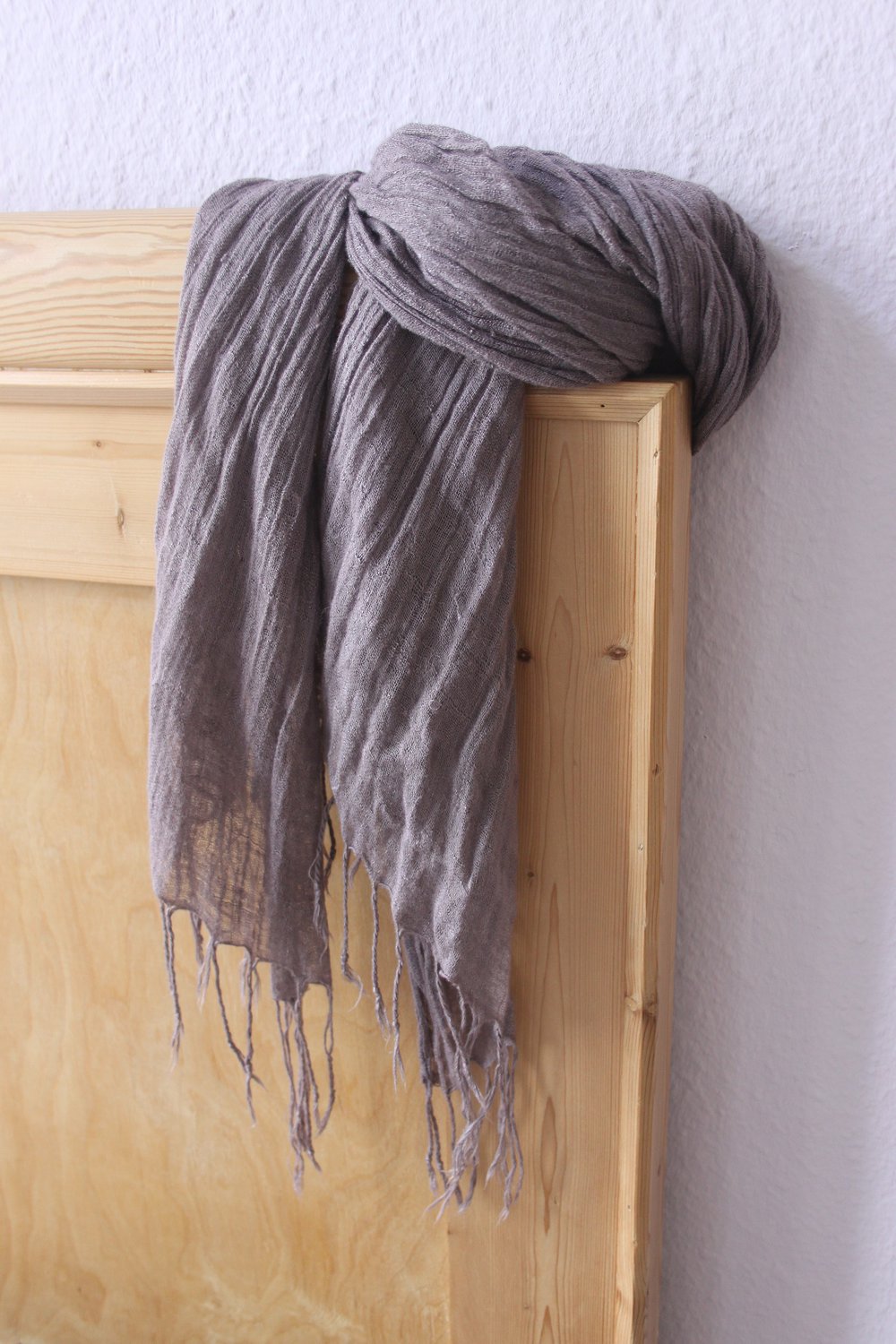 Anthrazitfarbenes Tuch mit Fransen