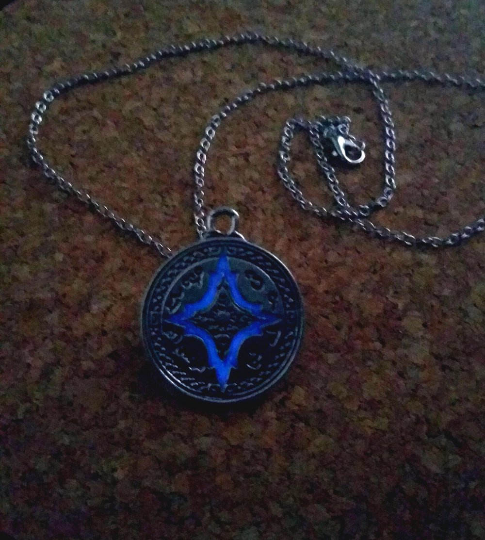 Amulett Kette silberfarben blau leuchtend glow gothic celtic Ethno goa