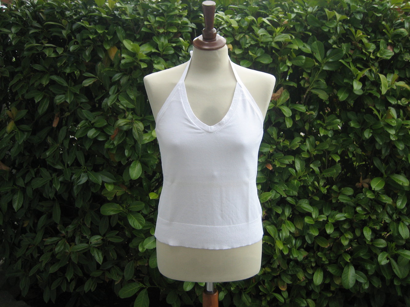 Superedles Neckholder-Top Gr. 40/42, weiß (mit eingearb. Bustier) - edler Feinstrick, starkes Kombi-Teil!