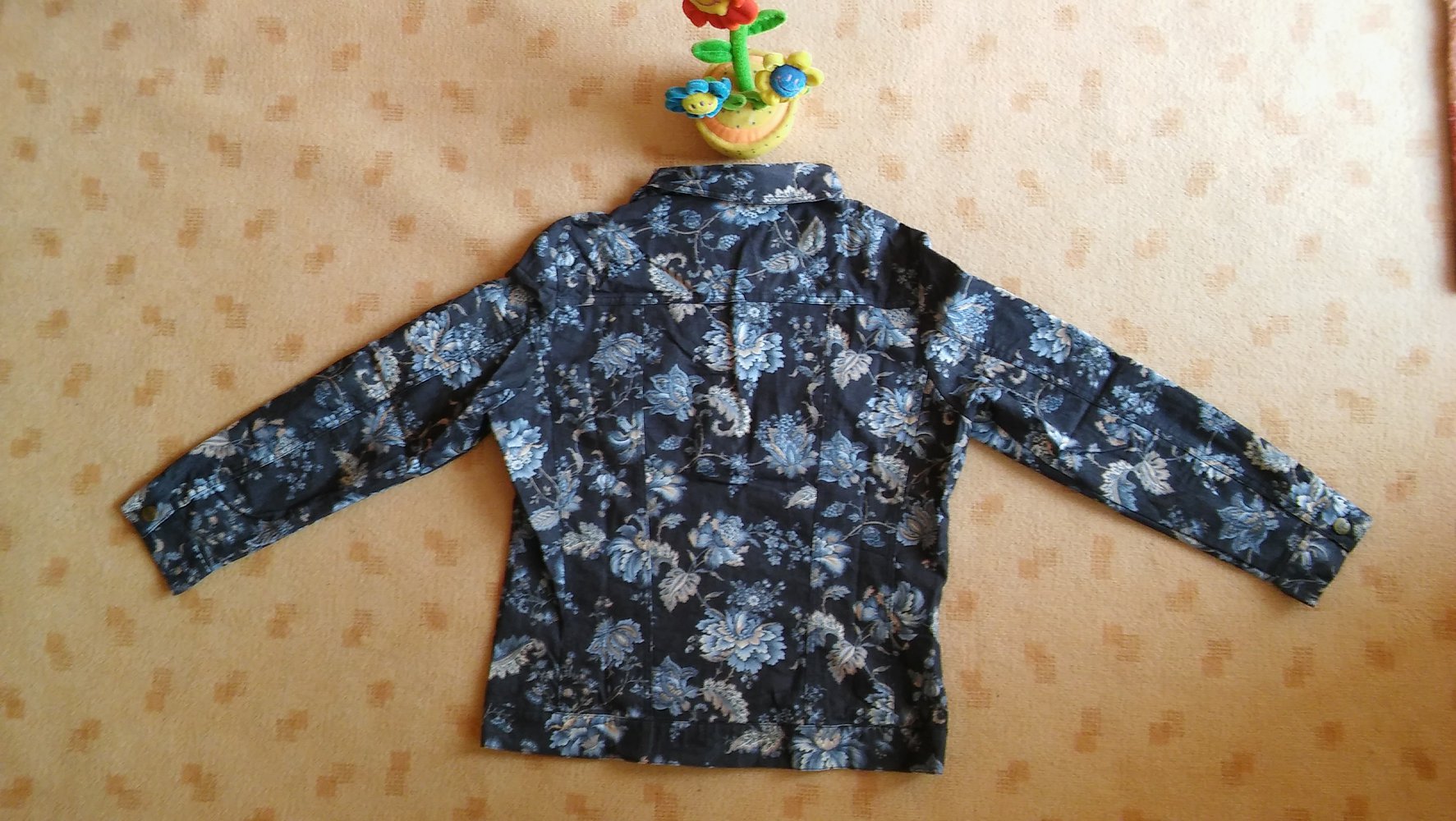 schöne Jeansjacke mit Blumenmotiv Gr. S