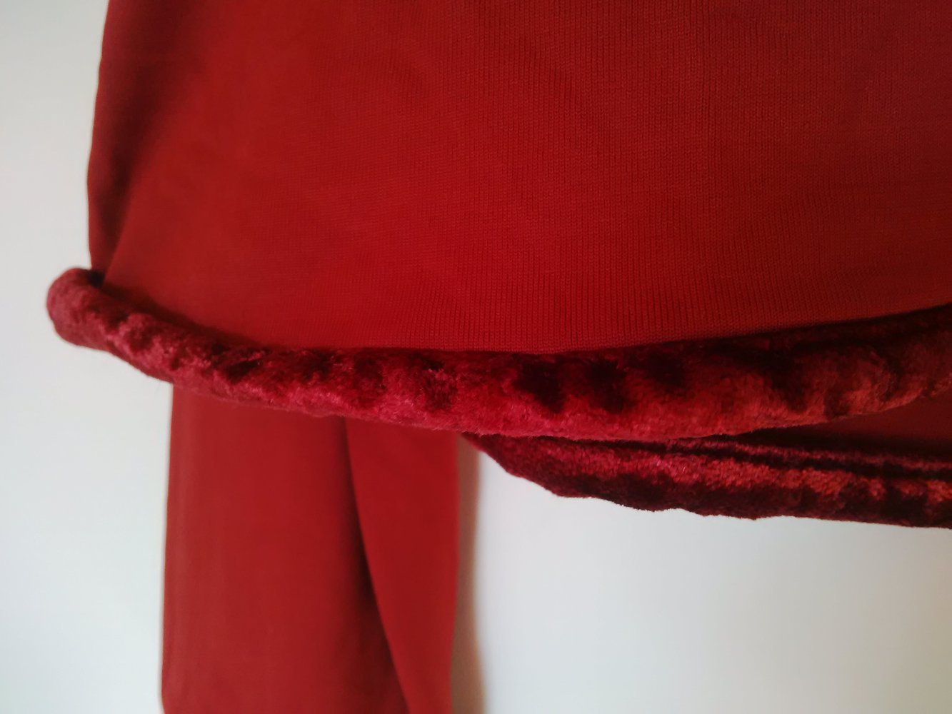 Rotes Langarmshirt mit Samtsäumen 