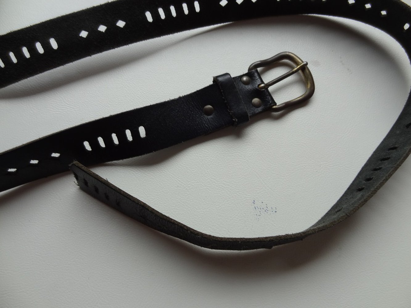Schwarzer Gürtel mit Lochmuster