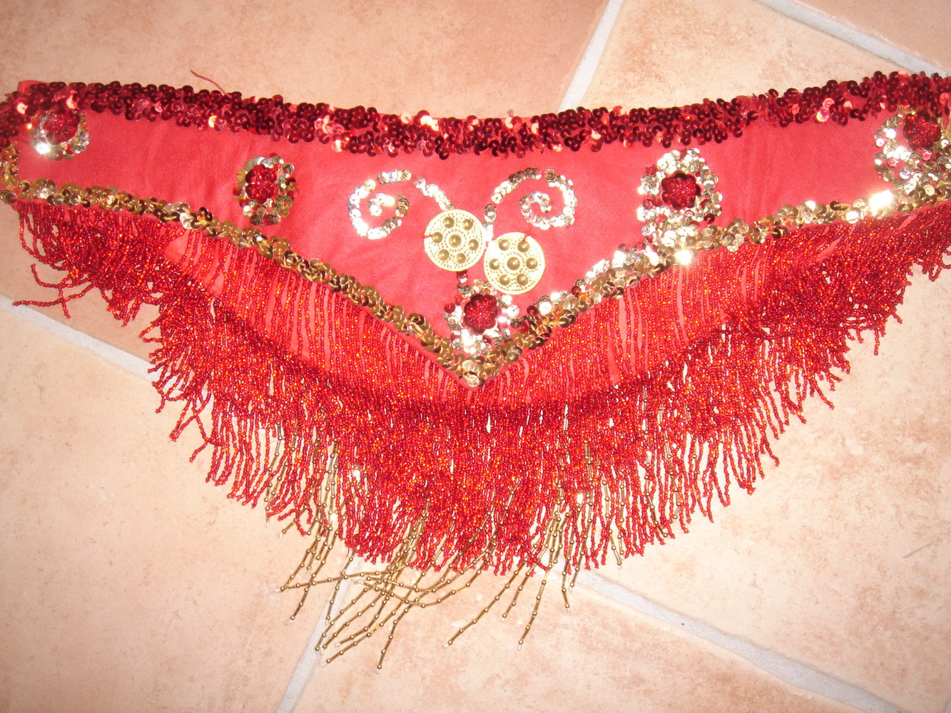 wunderschöner selbstgemachter bauchtanzgürtel liegt toll auf den hüften