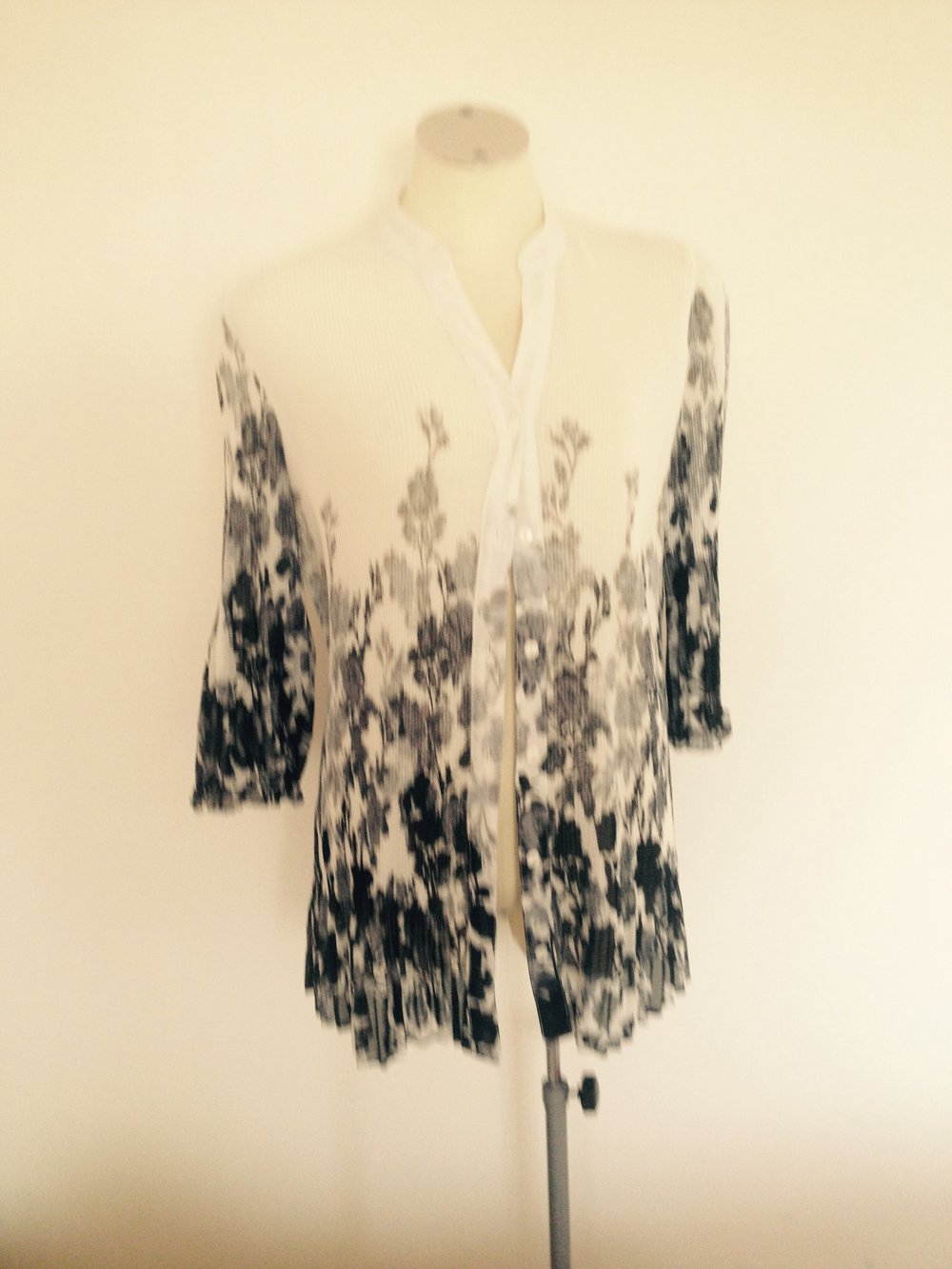 Edle schwarz/Weiße  Bluse Trendi