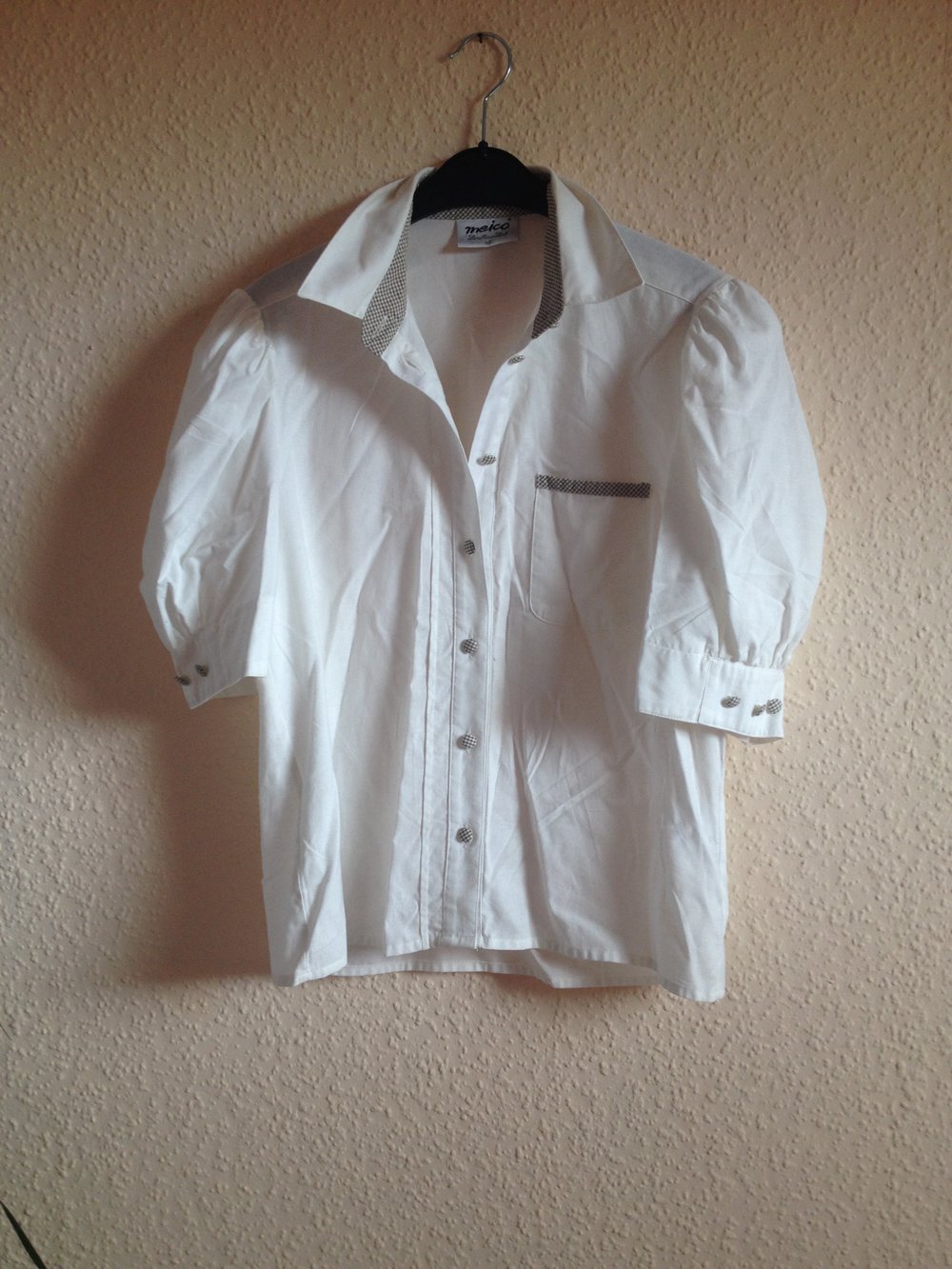 weiße Bluse mit braunkarierten Details