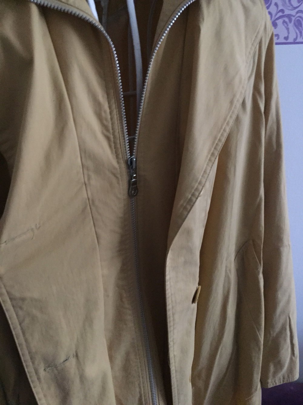 Senfgelber Trenchcoat