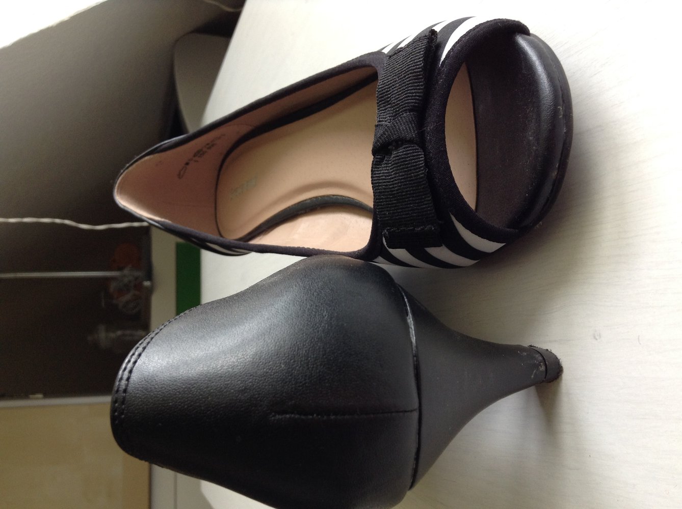 schwarz weiß gestreifte Pumps mit schleife