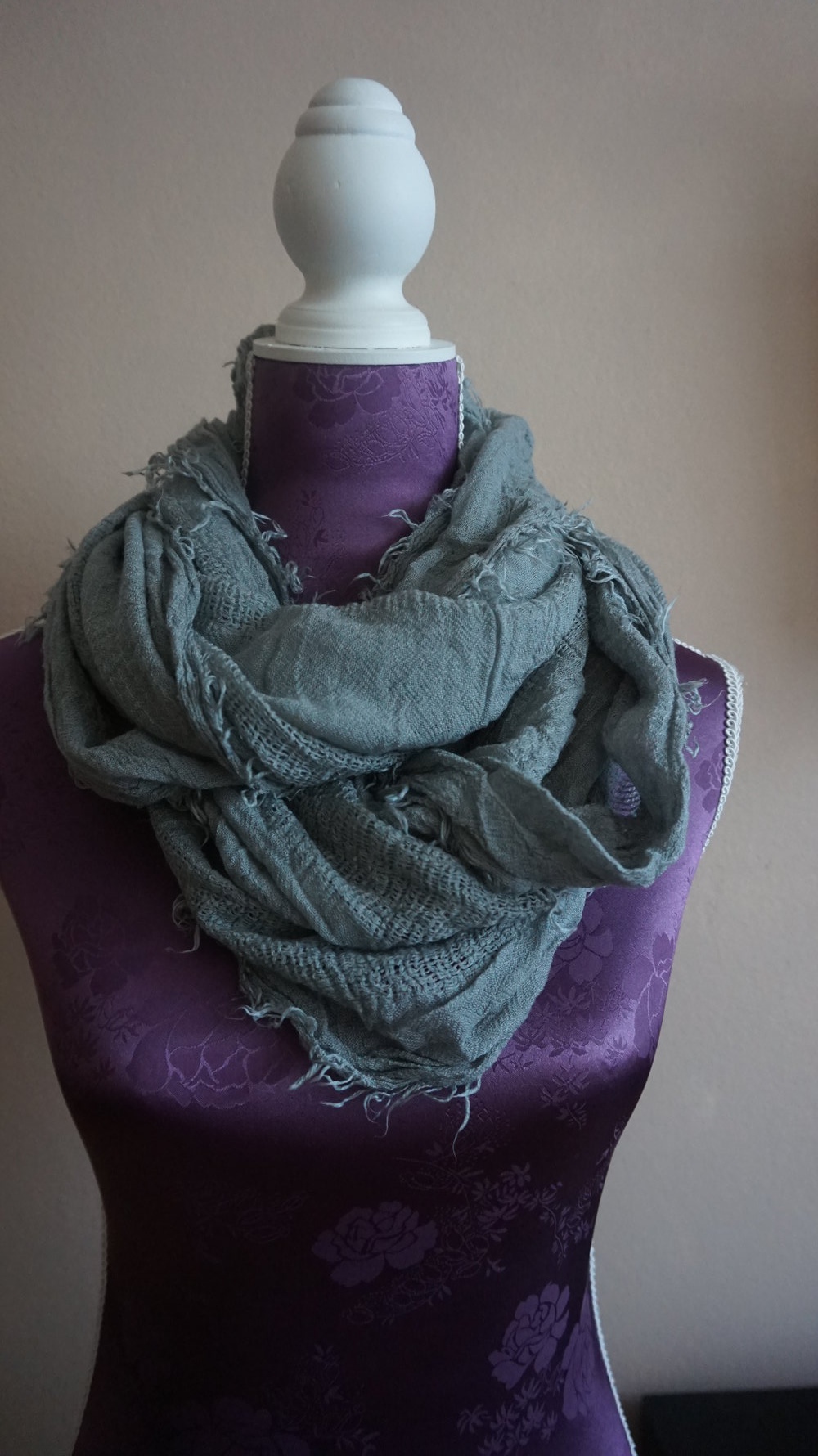 grauer LOOP mit Fransen 